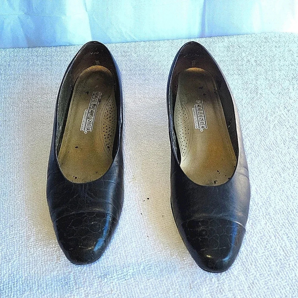 Vintage Ladies Naturalizer Black Shoes Small Heel